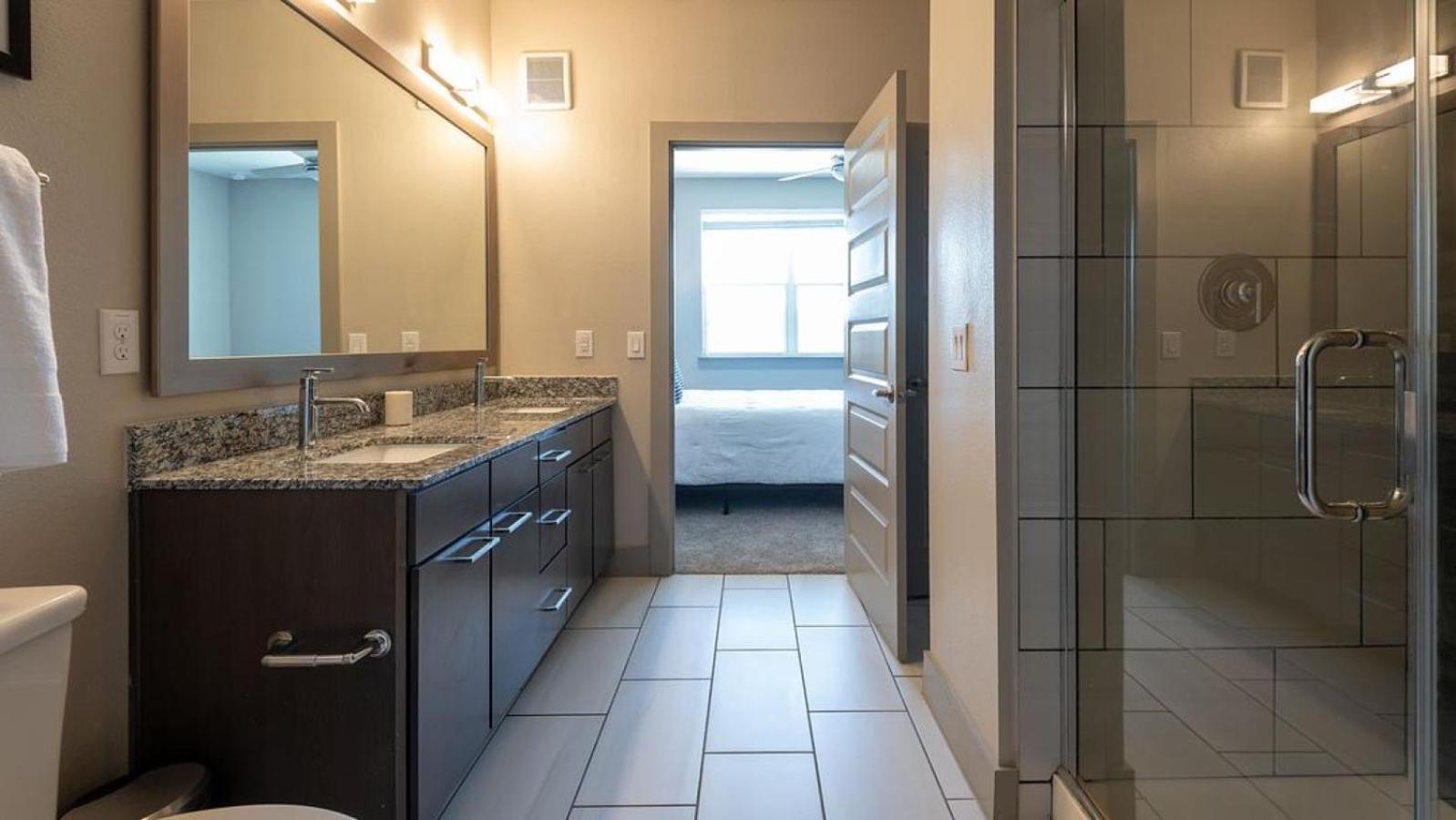 Landing Modern Apartment With Amazing Amenities Остин Экстерьер фото